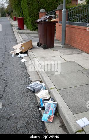 Wertstoffe, die im vereinigten königreich entlang von Straßenabfällen verstreut sind Stockfoto