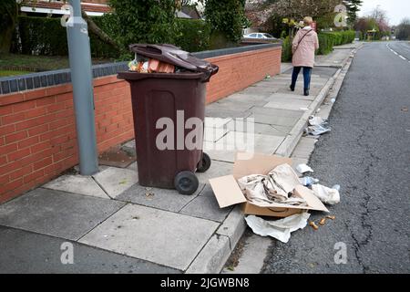 Wertstoffe, die im vereinigten königreich entlang von Straßenabfällen verstreut sind Stockfoto