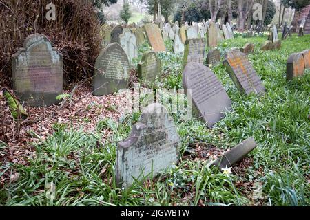 19. Jahrhundert alte Grabsteine auf dem Gelände der St. Chads Kirche und des Friedhofs Kirkby Merseyside England großbritannien St. Chads befindet sich auf einem in der Domedade dokumentierten Gelände Stockfoto