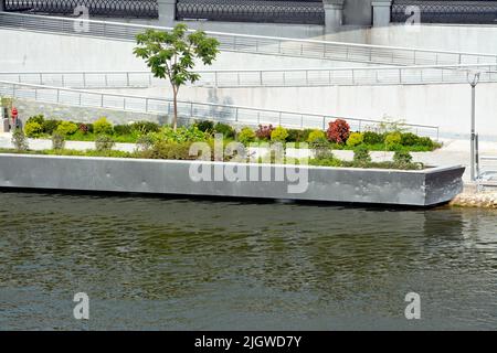 The Walk of Egypt's People Kairo Entwicklungsprojekt entlang Nile Corniche Beseitigung von Eingriffen auf den Fluss auf zwei Ebenen, oben für Walking und lowe Stockfoto