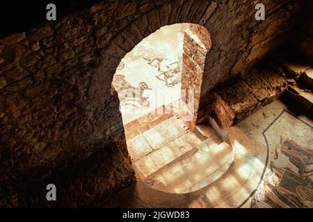 Mosaikdekoration des Innenraums eines Hauses in der Villa Romana del Casale auf der Piazza Armerina, Sizilien, Italien Stockfoto