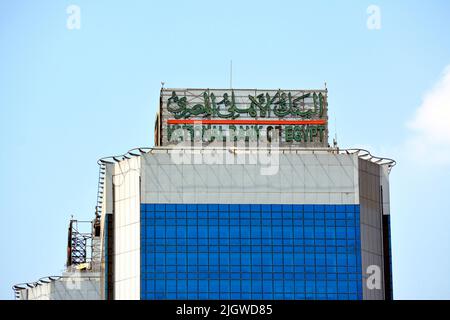 Kairo, Ägypten, Juli 10 2022: Übersetzung (National Bank of Egypt) die Spitze des ägyptischen Al Ahly-Bankturms an der Nil corniche, dem Verwaltungsgebäude Stockfoto