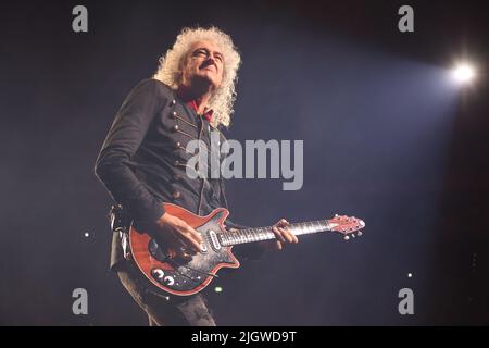 Bologna, Italien. 11.. Juli 2022. Die britische Band The Queen mit dem Gitarristen Brian May, dem Schlagzeuger Roger Taylor und dem Sänger Adam Lambert in einem Konzert in der Unipol Arena, 11. Juli 2022, Bologna, Italien - Foto Michele Nucci Quelle: Independent Photo Agency/Alamy Live News Stockfoto