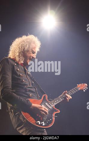 Bologna, Italien. 11.. Juli 2022. Die britische Band The Queen mit dem Gitarristen Brian May, dem Schlagzeuger Roger Taylor und dem Sänger Adam Lambert in einem Konzert in der Unipol Arena, 11. Juli 2022, Bologna, Italien - Foto Michele Nucci Quelle: Independent Photo Agency/Alamy Live News Stockfoto