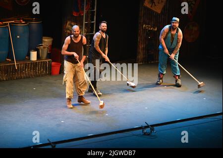 Köln, Deutschland. 12.. Juli 2022. Aufführung zur Premiere des Kölner Jubiläums von STOMP 25. beim Kölner Sommerfest 33. mit dem Stück Brooms Credit: Horst Galuschka/dpa/Alamy Live News Stockfoto