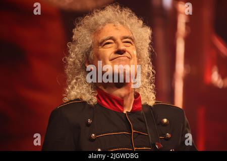 Bologna, Italien. 11.. Juli 2022. Die britische Band The Queen mit dem Gitarristen Brian May, dem Schlagzeuger Roger Taylor und dem Sänger Adam Lambert in einem Konzert in der Unipol Arena, 11. Juli 2022, Bologna, Italien - Foto Michele Nucci Quelle: Independent Photo Agency/Alamy Live News Stockfoto