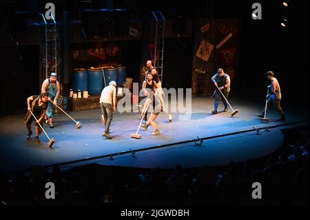 Köln, Deutschland. 12.. Juli 2022. Aufführung zur Premiere des Kölner Jubiläums von STOMP 25. beim Kölner Sommerfest 33. mit dem Stück Brooms Credit: Horst Galuschka/dpa/Alamy Live News Stockfoto