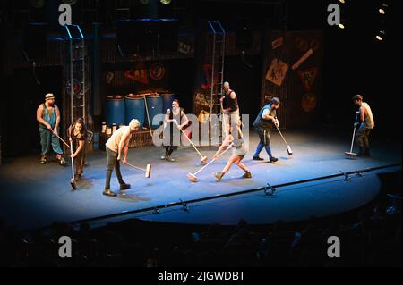 Köln, Deutschland. 12.. Juli 2022. Aufführung zur Premiere des Kölner Jubiläums von STOMP 25. beim Kölner Sommerfest 33. mit dem Stück Brooms Credit: Horst Galuschka/dpa/Alamy Live News Stockfoto