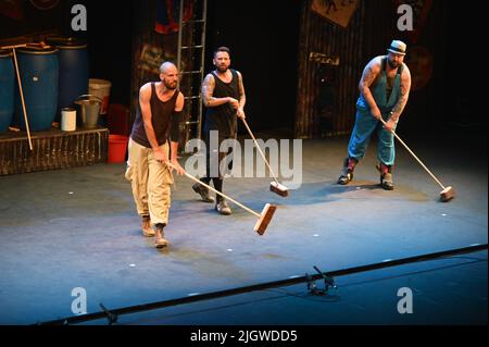 Köln, Deutschland. 12.. Juli 2022. Performance bei der Premiere von STOMP's 25. Cologne Anniversary beim Kölner Sommerfest 33. mit dem Stück Brooms Credit: Horst Galuschka/dpa/Alamy Live News Stockfoto