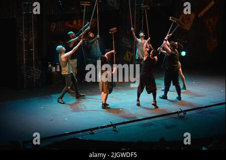 Köln, Deutschland. 12.. Juli 2022. Performance bei der Premiere von STOMP's 25. Cologne Anniversary beim Kölner Sommerfest 33. mit dem Stück Brooms Credit: Horst Galuschka/dpa/Alamy Live News Stockfoto