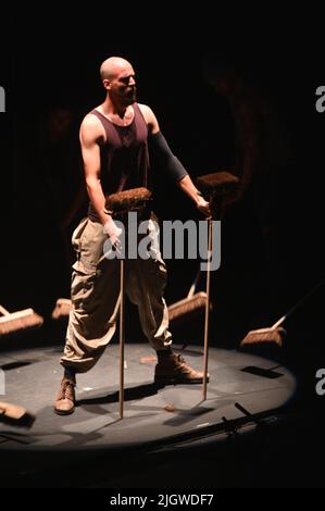 Köln, Deutschland. 12.. Juli 2022. Aufführung zur Premiere des Kölner Jubiläums von STOMP 25. beim Kölner Sommerfest 33. mit dem Stück Brooms Credit: Horst Galuschka/dpa/Alamy Live News Stockfoto