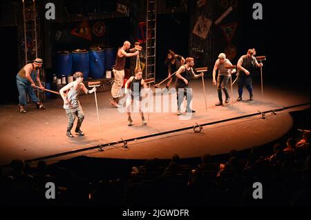 Köln, Deutschland. 12.. Juli 2022. Performance bei der Premiere von STOMP's 25. Cologne Anniversary beim Kölner Sommerfest 33. mit dem Stück Brooms Credit: Horst Galuschka/dpa/Alamy Live News Stockfoto