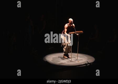 Köln, Deutschland. 12.. Juli 2022. Aufführung zur Premiere des Kölner Jubiläums von STOMP 25. beim Kölner Sommerfest 33. mit dem Stück Brooms Credit: Horst Galuschka/dpa/Alamy Live News Stockfoto