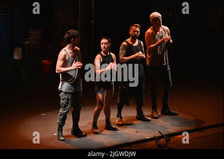 Köln, Deutschland. 12.. Juli 2022. Performance bei der Premiere von STOMPS 25. Köln-Jubiläum beim Kölner Sommerfest 33. mit dem Stück Matches Credit: Horst Galuschka/dpa/Alamy Live News Stockfoto