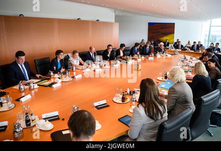 Berlin, Deutschland. 13.. Juli 2022. Zu Beginn der Kabinettssitzung im Kanzleramt sitzen Regierungsmitglieder am Tisch. Quelle: Bernd von Jutrczenka/dpa/Alamy Live News Stockfoto