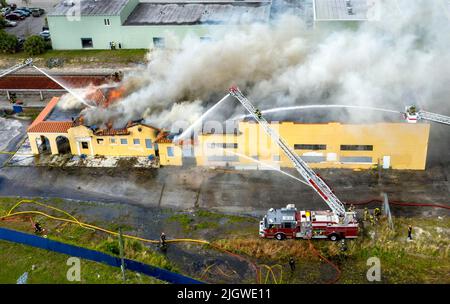 Delray Beach, Florida, USA. 25.. Februar 2020. Feuerwehrleute sprühen Wasser auf das Bahndepot, das in Delray Beach Feuer fing. (Bild: © Greg Lovett/ZUMA Press Wire) Stockfoto