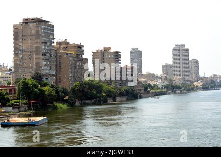 Kairo, Ägypten, Juli 10 2022: Der Nil der Nil, der durch die Stadt Kairo fließt, ist ein großer, nach Norden fließender Fluss im Nordosten Afrikas, der in die Stadt fließt Stockfoto