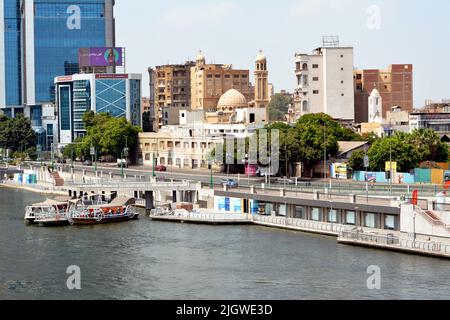 Kairo, Ägypten, Juli 10 2022: The Walk of Egypt's People Kairo Entwicklungsprojekt entlang der Nil Corniche Beseitigung von Eingriffen auf den Fluss auf zwei Ebenen Stockfoto