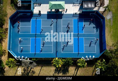 Delray Beach, Florida, USA. 24. März 2021. Vier Plätze sind voll mit Leuten, die morgens Paddleball-Spiele im Delray Beach Tennis Center spielen. (Bild: © Greg Lovett/ZUMA Press Wire) Stockfoto