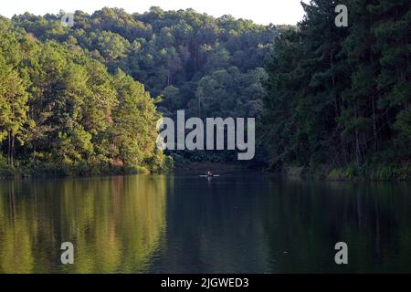 Der Reisende auf Bambusfloß im See mit Camping in Urlaub in Pang Oung in Thailand Stockfoto