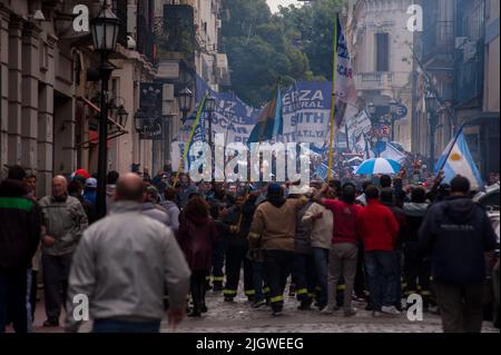 Die hispanischen Demonstranten mit Plakaten, die während der Kundgebung zum Arbeitertag in Buenos Aires, Argentinien, gingen Stockfoto