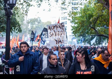 Die hispanischen Demonstranten mit Plakaten, die während der Kundgebung zum Arbeitertag in Buenos Aires, Argentinien, gingen Stockfoto