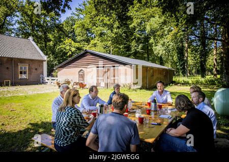 Leusen, Niederlande. 13.. Juli 2022. 2022-07-13 11:41:15 LEUSDEN - Premierminister Mark Rutte spricht mit Landwirten über die Stickstoffpläne während eines Besuchs auf einem Bauernhof. ANP KOEN VAN WEEL netherlands Out - belgium Out Credit: ANP/Alamy Live News Stockfoto