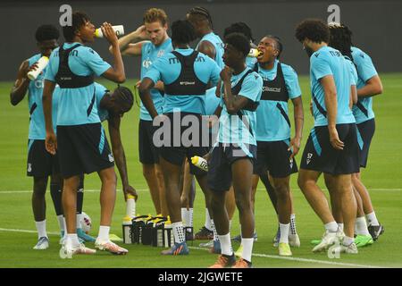 Singapur. 13.. Juli 2022. Die Spieler des Crystal Palace FC trinken am 13. Juli 2022 während einer Trainingseinheit im Nationalstadion von Singapur Wasser, bevor sie ein Spiel vor der Saison gegen den FC Liverpool antreten. Quelle: Then Chih Wey/Xinhua/Alamy Live News Stockfoto