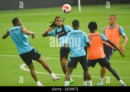 Singapur. 13.. Juli 2022. Die Spieler des FC Crystal Palace nehmen am 13. Juli 2022 an einem Training im Nationalstadion von Singapur Teil, bevor es zu einem Vorsaison-Ausstellungsspiel gegen den FC Liverpool kommt. Quelle: Then Chih Wey/Xinhua/Alamy Live News Stockfoto