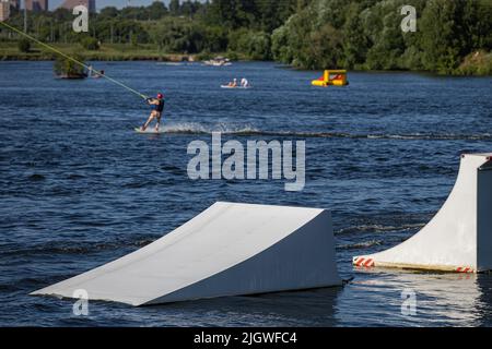 Sprungbrett auf der Oberfläche des Reservoirs zum Wakeboarden. Hochwertige Fotos Stockfoto