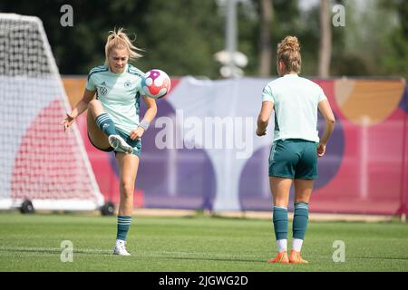 London, Großbritannien. 13.. Juli 2022. Fußball: Nationalmannschaft, Frauen, EM 2022, Training Deutschland: Die Deutsche Laura Freigang (l.) und Linda Dallmann trainieren. Quelle: Sebastian Gollnow/dpa/Alamy Live News Stockfoto