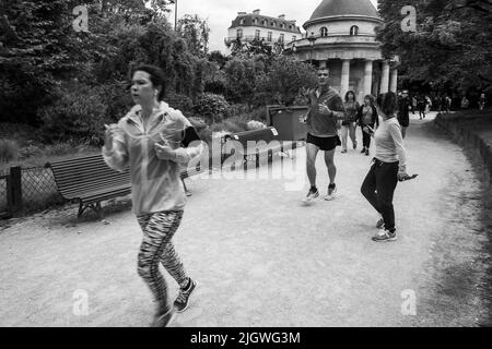 05-15-2016 Paris, Frankreich. Viele(!) Menschen laufen (Joggen) im Park Monceau in Paris Tag. Mitte Mai Stockfoto