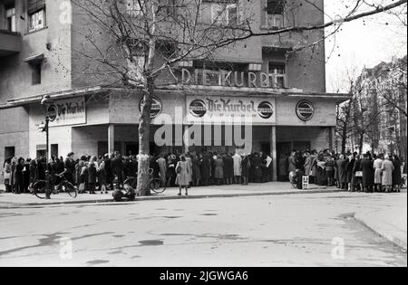 Menschen stehen lange, um ins Kino 'die Kurbel - das Theater der auserwählten FIME' in der Giesebrechtstraße 4 in Charlottenburg zu kommen, Berlin, Deutschland 1947. Stockfoto