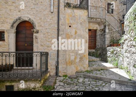 Eine schmale Straße zwischen den alten Steinhäusern von Campo di Gio, einem mittelalterlichen Dorf in den Abruzzen in Italien. Stockfoto