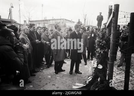 Robert F. Kennedy mit Gattin Ethel in Berlin 1962 - Original-Bildunterschrift: Robert F. Kennedy mit Willy Brandt während der Krankenniederlegung an dem Mahnmal in der Bernauer Straße in Berlin, Deutschland 1962. Stockfoto