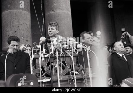 Robert F. Kennedy mit Gattin Ethel in Berlin 1962 - von den Stufen des Rathauses spricht Robert F. Kennedy neben Willy Brandt zur Bevölkerung von Berlin, Deutschland 1962. Stockfoto