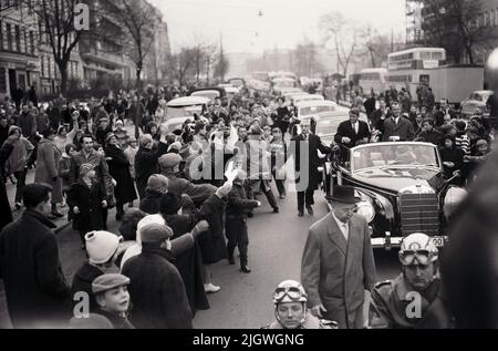 Robert F. Kennedy mit Gattin Ethel in Berlin 1962 - Original-Bildunterschrift: Tausende und abertausende von besten jubelnden Berlinern säumten die Straßen bei Robert F. Kennedys Fahrt vom Flughafen zum Potsdamer Platz, Deutschland 1962. Stockfoto