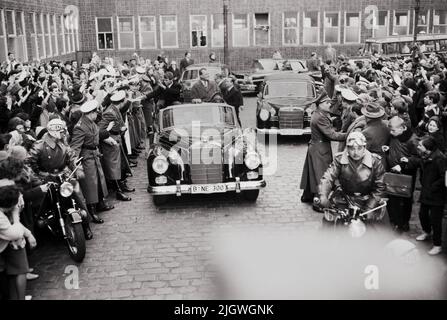 Robert F. Kennedy mit Gattin Ethel in Berlin 1962 - Original-Bildunterschrift: Stürmischer Jubel für Robert F. Kennedy auch vor dem Amerikahaus in Berlin, Deutschland 1962. Stockfoto