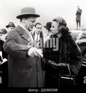 Robert F. Kennedy mit Gattin Ethel in Berlin 1962 - Original-Bildunterschrift: Regionaler Bürgermeister Willy Brandt mit Ethel Kennedy an der Schandmauer vor dem Brandenburger Tor, Berlin, Deutschland 1962. Stockfoto