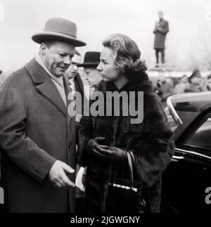 Robert F. Kennedy mit Gattin Ethel in Berlin 1962 - Original-Bildunterschrift: Regionaler Bürgermeister Willy Brandt mit Ethel Kennedy an der Schandmauer vor dem Brandenburger Tor, Berlin, Deutschland 1962. Stockfoto