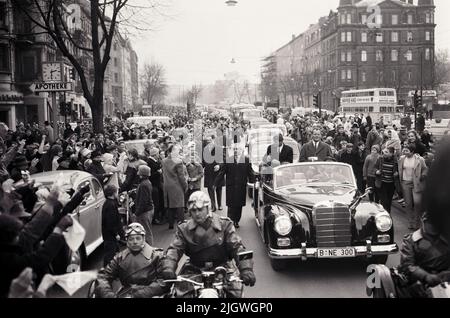 Robert F. Kennedy mit Gattin Ethel in Berlin 1962 - Original-Bildunterschrift: Tausende und abertausende von besten jubelnden Berlinern säumten die Straßen bei Robert F. Kennedys Fahrt vom Flughafen zum Potsdamer Platz, Deutschland 1962. Stockfoto