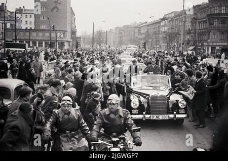 Robert F. Kennedy mit Gattin Ethel in Berlin 1962 - Original-Bildunterschrift: Tausende und abertausende von besten jubelnden Berlinern säumten die Straßen bei Robert F. Kennedys Fahrt vom Flughafen zum Potsdamer Platz, Deutschland 1962. Stockfoto