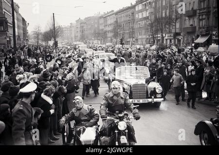 Robert F. Kennedy mit Gattin Ethel in Berlin 1962 - Original-Bildunterschrift: Tausende und abertausende von besten jubelnden Berlinern säumten die Straßen bei Robert F. Kennedys Fahrt vom Flughafen zum Potsdamer Platz, Deutschland 1962. Stockfoto