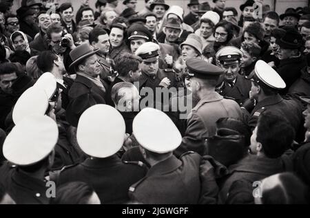 Robert F. Kennedy mit Gattin Ethel in Berlin 1962 - Original-Bildunterschrift: Von begehrten Berlinern schnell drückt wurde Robert F. Kennedy (Bildmitte), als er zu Fuß vom Amerikahaus zum Berliner Zoo ging, Berlin, Deutschland 1962. Stockfoto