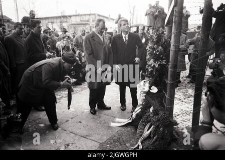 Robert F. Kennedy mit Gattin Ethel in Berlin 1962 - Original-Bildunterschrift: Robert F. Kennedy mit Willy Brandt während der Krankenniederlegung an dem Mahnmal in der Bernauer Straße in Berlin, Deutschland 1962. Stockfoto