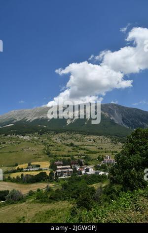 Blick auf den Monte Amiata vom Campo di Gio, einem Dorf in den Abruzzen in Italien. Stockfoto