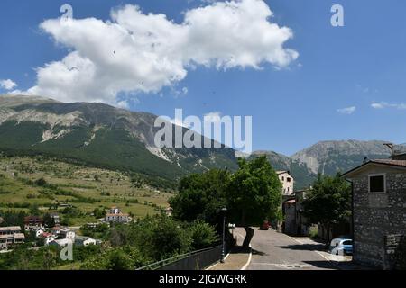 Blick auf den Monte Amiata vom Campo di Gio, einem Dorf in den Abruzzen in Italien. Stockfoto