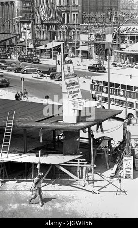 Original-Bildunterschrift: Berlins moderne Verkehrskanzel entsteht jetzt am Kurfürstendamm Ecke Joachimstaler Straße. In 6 m Höhe wird der Verkehr voneinem gläsernen Turm an dieser Kreuzung gegelt. Unser Bild zeigt: Blick auf den im Bau befindlichen Trum, Berlin, Deutschland 1955. Stockfoto