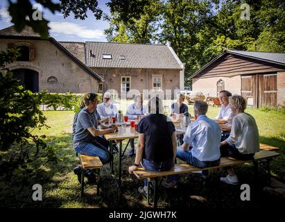 Leusen, Niederlande. 13.. Juli 2022. 2022-07-13 11:41:53 LEUSDEN - Premierminister Mark Rutte spricht mit Landwirten über die Stickstoffpläne während eines Besuchs auf einem Bauernhof. ANP KOEN VAN WEEL netherlands Out - belgium Out Credit: ANP/Alamy Live News Stockfoto