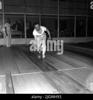 Berlins Kegler kämpften - Original-Bildunterschrift: Anlässlich des 70-jährigen Bestehens des Vereins Berliner Sportkegler in der Hasenheide. Aus dem Städtekampf Berlin - Köln: Manns (Berlin) - 1093 Holz, Berlin, Deutschland 1955. Stockfoto